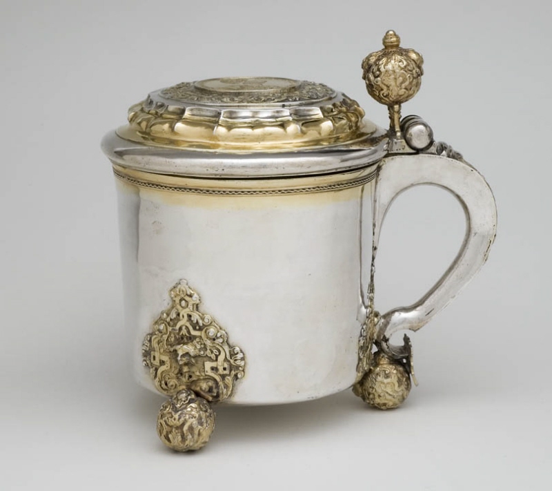 Tankard with recessed medallion in the lid