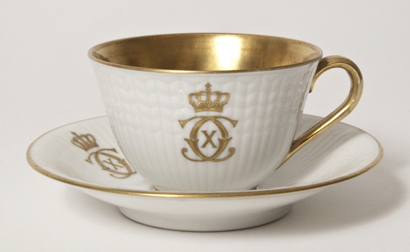 Saucer, "Nationalservisen" (The National service) with decor for Christan X of Denmark