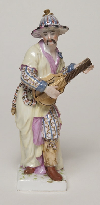 Figurin, gitarrspelande kines, klädd i gul långrock