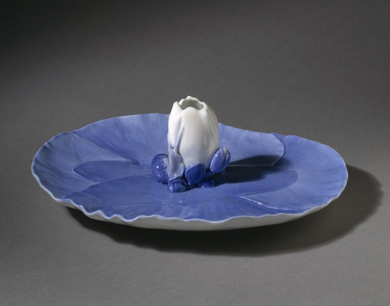 Plate in the shape of a water lily