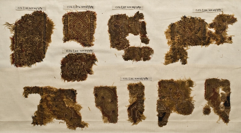 Textilfragment, i fyra delar