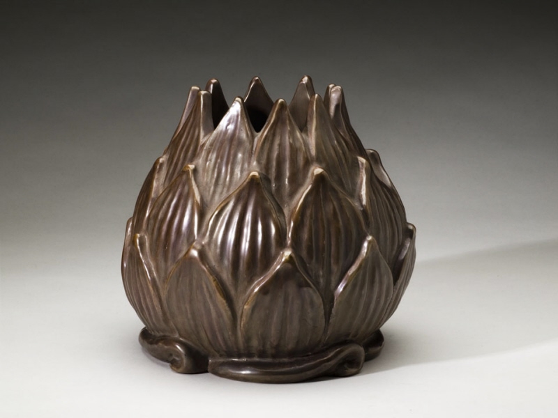 Vase in the shape of an artichoke