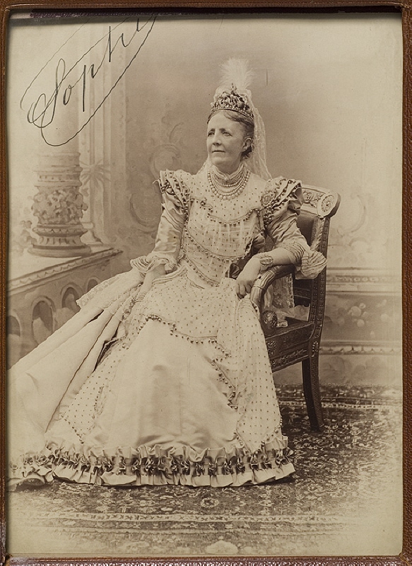 Sofia (1836-1913), prinsessa av Nassau-Weilburg drottning av Sverige och Norge, samt miniatyr föreställande hennes gemål Oskar II (1829-1907), kung av Sverige och Norge