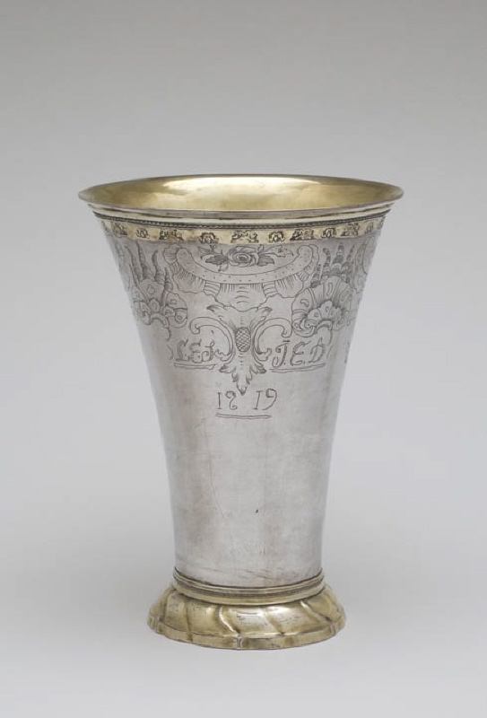 Cup with a recessed coin