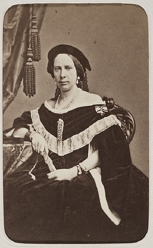 Lovisa (1828-1871), prinsessa av Nederländerna, drottning av Sverige och Norge, gift med Karl XV av Sverige och Norge. Ingår i album med 18 visitkort