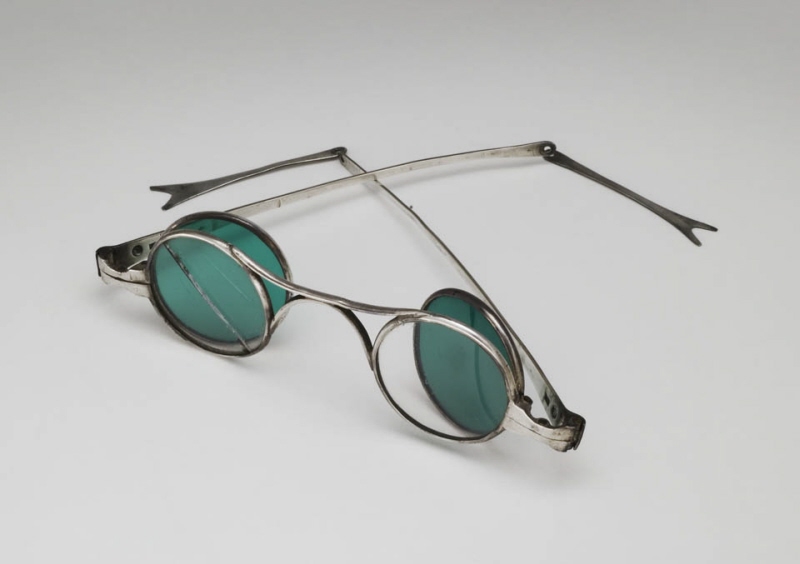 Glasögon med vita och gröna glas