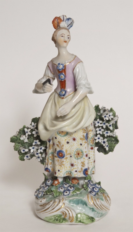 Figurin, stående flicka, huvudet i halvprofil
