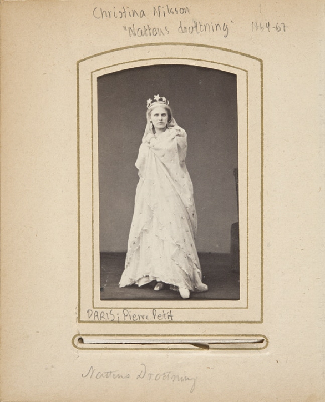Christina Nilsson, g. 1. Rouzaud, 2. de Casa Miranda (1843–1921), operasångare, grevinna, rollporträtt som Nattens drottning ur Mozarts Trollflöjten, omkr. 1864-67