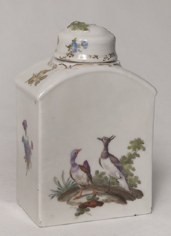 Tea caddy with lid, part of a set.