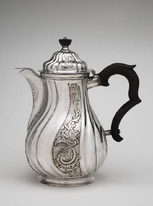 Coffee pot with pear-shaped container and wooden handle
