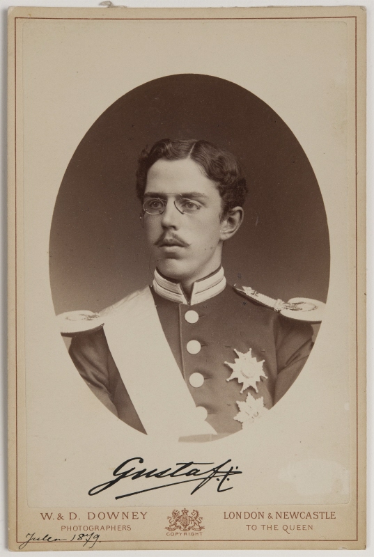 Gustav V (1858-1950), kung av Sverige, kronprins av Norge, g.m. Viktoria, drottning av Sverige, kronprinsessa av Norge