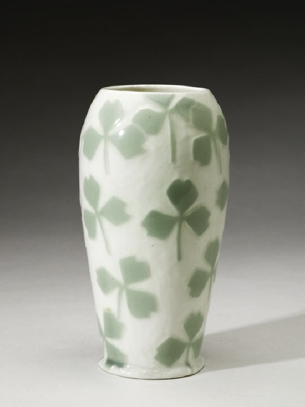 Vase with trefoil