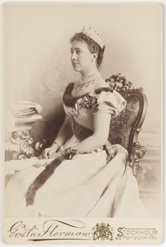 Viktoria (1862-1930), prinsessa av Baden, drottning av Sverige, kronprinsessa av Norge, g.m. Gustav V, kung av Sverige, kronprins av Norge, samt som briljanterat porträtt Oskar II (1829-1907), kung av Sverige och Norge