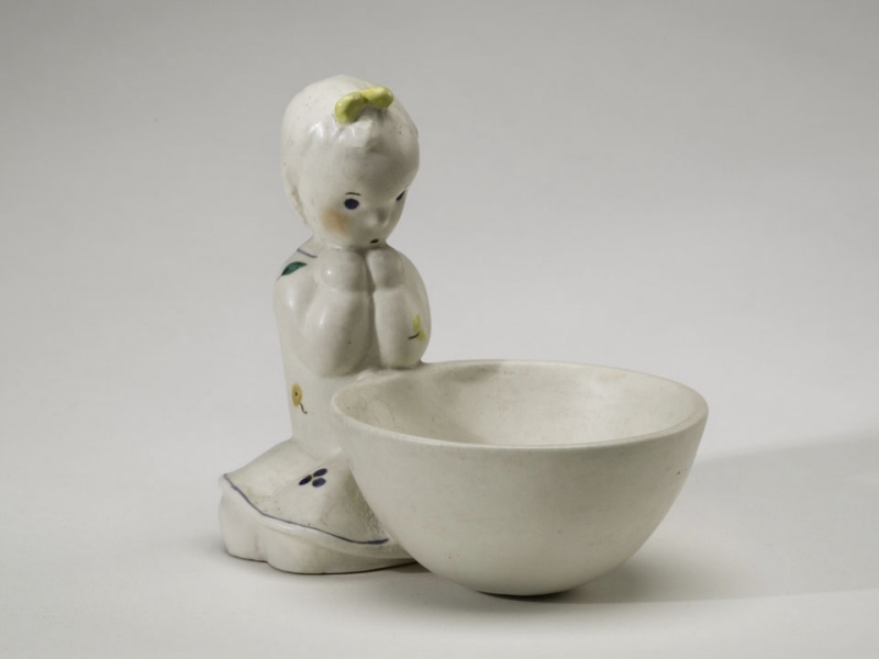 Figurin, sittande flicka med skål