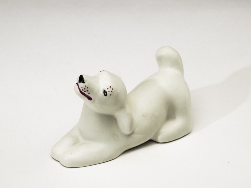 Figurin, liggande hund med vit glasyr