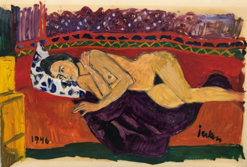 Naken kvinnlig modell liggande på en röd soffa