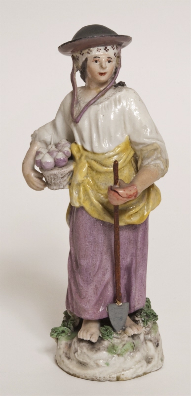 Figurin, bondkvinna, bärande en korg med betor