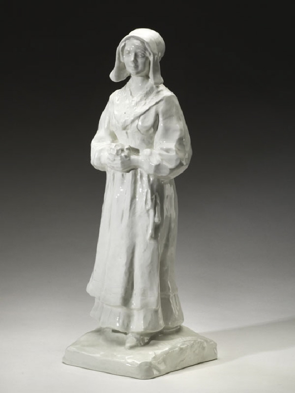 Figurin av stående kvinna med knäppta händer