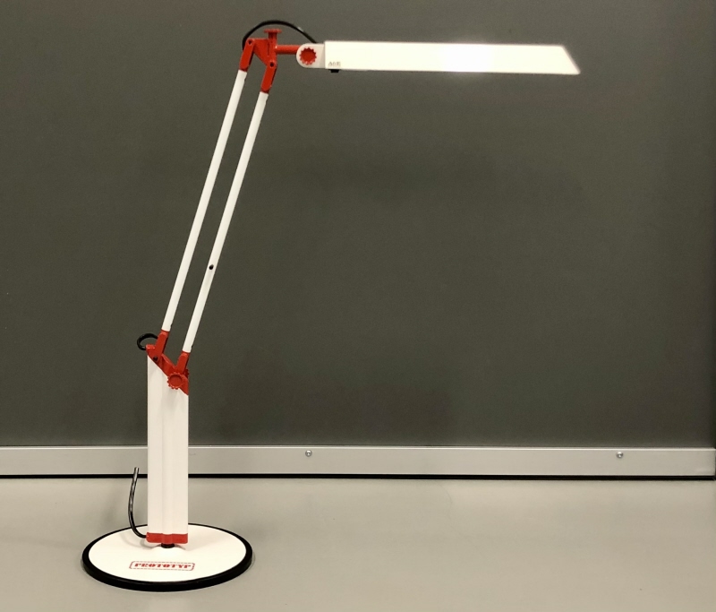 Prototyp till skrivbordslampa ”Robot”, vit och röd